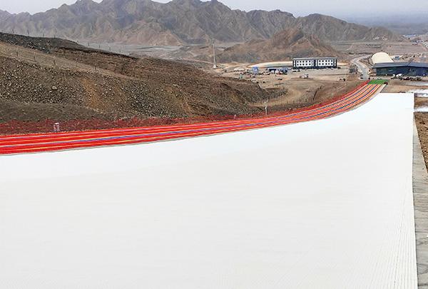 旱滑雪是什么材料做成的？